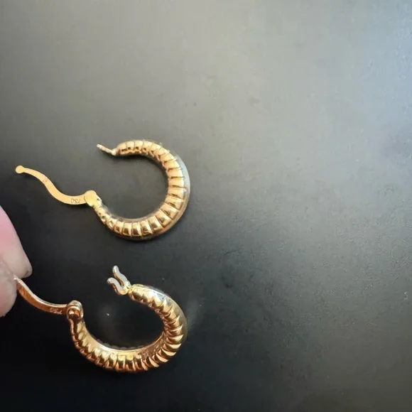 REAL 18k Gold Hoop Earrings NWOT - Picture 3 of 5